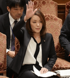 今井絵理子　橋本健　結婚　入籍　交際　婚約　自民党　自由民主党　神戸市議　内閣府大臣政務官　復興大臣政務官　参院議員　参議院議員　左手　薬指　指輪　再婚　不倫　疑惑　当選　馴れ初め　政治家