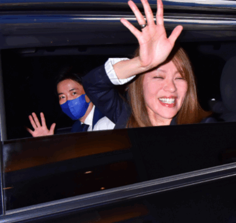 今井絵理子 橋本健 結婚 入籍 交際 婚約 自民党 自由民主党 神戸市議 内閣府大臣政務官 復興大臣政務官 参院議員 参議院議員 左手 薬指 指輪 再婚 不倫 疑惑 当選 馴れ初め 政治家