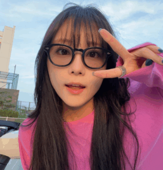 重盛さと美　かわいい　顔変わった　顔痩せ　整形　整形疑惑　韓国テイスト　メイク　シェイプアップ　めちゃイケ　レギュラー　ギャル　画像比較　眉　鼻　唇　頬　輪郭　涙袋　プロデューサー　奇跡の30代　大人　歯列矯正　フェイスライン