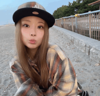 重盛さと美　かわいい　顔変わった　顔痩せ　整形　整形疑惑　韓国テイスト　メイク　シェイプアップ　めちゃイケ　レギュラー　ギャル　画像比較　眉　鼻　唇　頬　輪郭　涙袋　プロデューサー　奇跡の30代　大人　歯列矯正　フェイスライン
