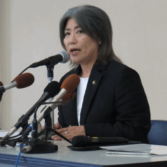 田久保真紀　田久保真紀市長　静岡　伊東市　伊東市議　伊東市長　初当選　髪型　ヘアスタイル　長髪　白髪　髪色　清潔感　信頼感　汚い　東洋大学　東洋大学法学部　卒業してない　除籍　学歴　学歴詐称　経歴　経歴詐称　辞職
