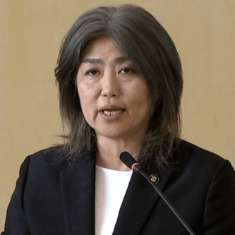 田久保真紀　田久保真紀市長　静岡　伊東市　伊東市議　伊東市長　初当選　髪型　ヘアスタイル　長髪　白髪　髪色　清潔感　信頼感　汚い　東洋大学　東洋大学法学部　卒業してない　除籍　学歴　学歴詐称　経歴　経歴詐称　辞職