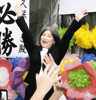 田久保真紀　田久保真紀市長　静岡　伊東市　伊東市議　伊東市長　初当選　髪型　ヘアスタイル　長髪　白髪　髪色　清潔感　信頼感　汚い　東洋大学　東洋大学法学部　卒業してない　除籍　学歴　学歴詐称　経歴　経歴詐称　辞職