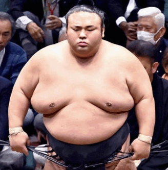 湊川親方　貴景勝　元大関　痩せすぎ　痩せた　顔変わった　顔が激変　顎　シェイプアップ　スリム　顔痩せ　心配　体型の変化　体重　50キロ減　激痩せ
