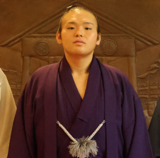 湊川親方　貴景勝　元大関　痩せすぎ　痩せた　顔変わった　顔が激変　顎　シェイプアップ　スリム　顔痩せ　心配　体型の変化　体重　50キロ減　激痩せ