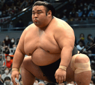 湊川親方　貴景勝　元大関　痩せすぎ　痩せた　顔変わった　顔が激変　顎　シェイプアップ　スリム　顔痩せ　心配　体型の変化　体重　50キロ減　激痩せ