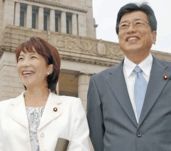 高市早苗　山本拓　馴れ初め　結婚　交際0日婚　電話　プロポーズ　衆院選　2004年　披露宴　2017年　離婚　政策の不一致　自民党　衆議院議員　落選　総理大臣　自民党総裁　小泉進次郎　安倍晋三　女性初の自民党総裁　女性初の総理大臣　復縁　再婚　大臣
