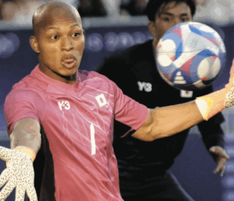 小久保玲央ブライアン　髪の毛　髪　髪型　円形脱毛症　病気　スキンヘッド　清潔感　サッカー　日本代表　シントトロイデン　柏レイソル　ゴールキーパー　GK　守護神　ワールドカップ　キリンチャレンジカップ　スタメン　森保一　憧れの選手　テア・シュテーゲン　大久保嘉人　フランサ　父親　お父さん　ヘアスタイル　いつから　坊主　柏レイソルU-15　中学生　中学生年代　ジュニアユース