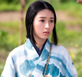 浜辺美波　顔の変化　顔変わった　整形　疑惑　顔痩せ　ダイエット　痩身　メイク　NHK　大河ドラマ　豊臣兄弟！　寧々　別人　見た目　成長　色気　大人　垢抜け　頬がこける　画像比較　国民的女優　紅白歌合戦　司会　ほどなく、お別れです　目黒蓮