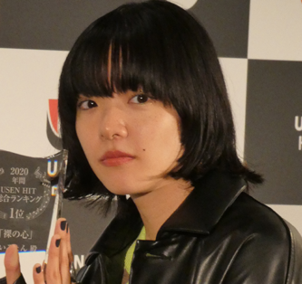 あいみょん　髪型　激変　髪　髪切った　バッサリ切った　髪短く　散髪　短髪　短く切った　イメチェン　かわいい　かわいすぎ　似合う　黒髪　ウルフカット　シンガーソングライター　アーティスト　紅白歌合戦