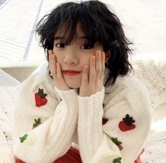 あいみょん　髪型　激変　髪　髪切った　バッサリ切った　髪短く　散髪　短髪　短く切った　イメチェン　かわいい　かわいすぎ　似合う　黒髪　ウルフカット　シンガーソングライター　アーティスト　紅白歌合戦