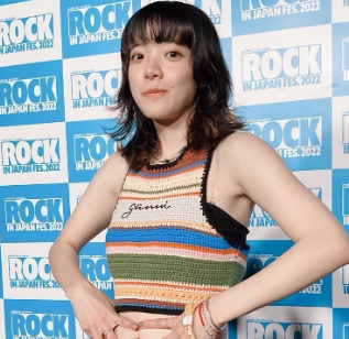 あいみょん　髪型　激変　髪　髪切った　バッサリ切った　髪短く　散髪　短髪　短く切った　イメチェン　かわいい　かわいすぎ　似合う　黒髪　ウルフカット　シンガーソングライター　アーティスト　紅白歌合戦