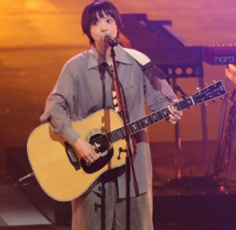 あいみょん　髪型　激変　髪　髪切った　バッサリ切った　髪短く　散髪　短髪　短く切った　イメチェン　かわいい　かわいすぎ　似合う　黒髪　ウルフカット　シンガーソングライター　アーティスト　紅白歌合戦